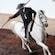 Un hombre sosteniendo un bastón montado a caballo